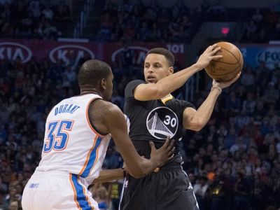 Golden State v play off, Curry láme rekordy