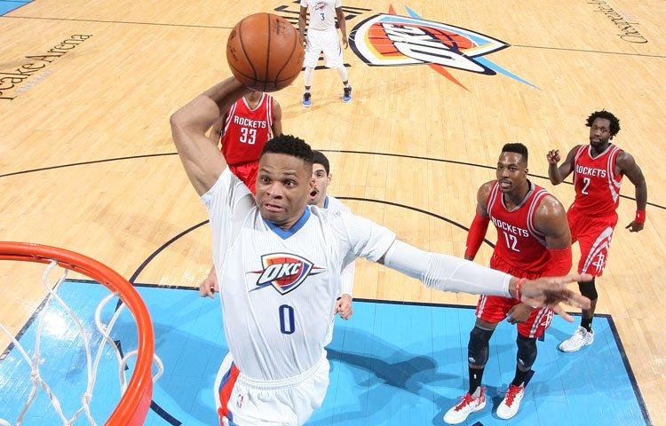 Westbrook dosiahol 15. triple-double v sezóne, Oklahoma zdolala Houston
