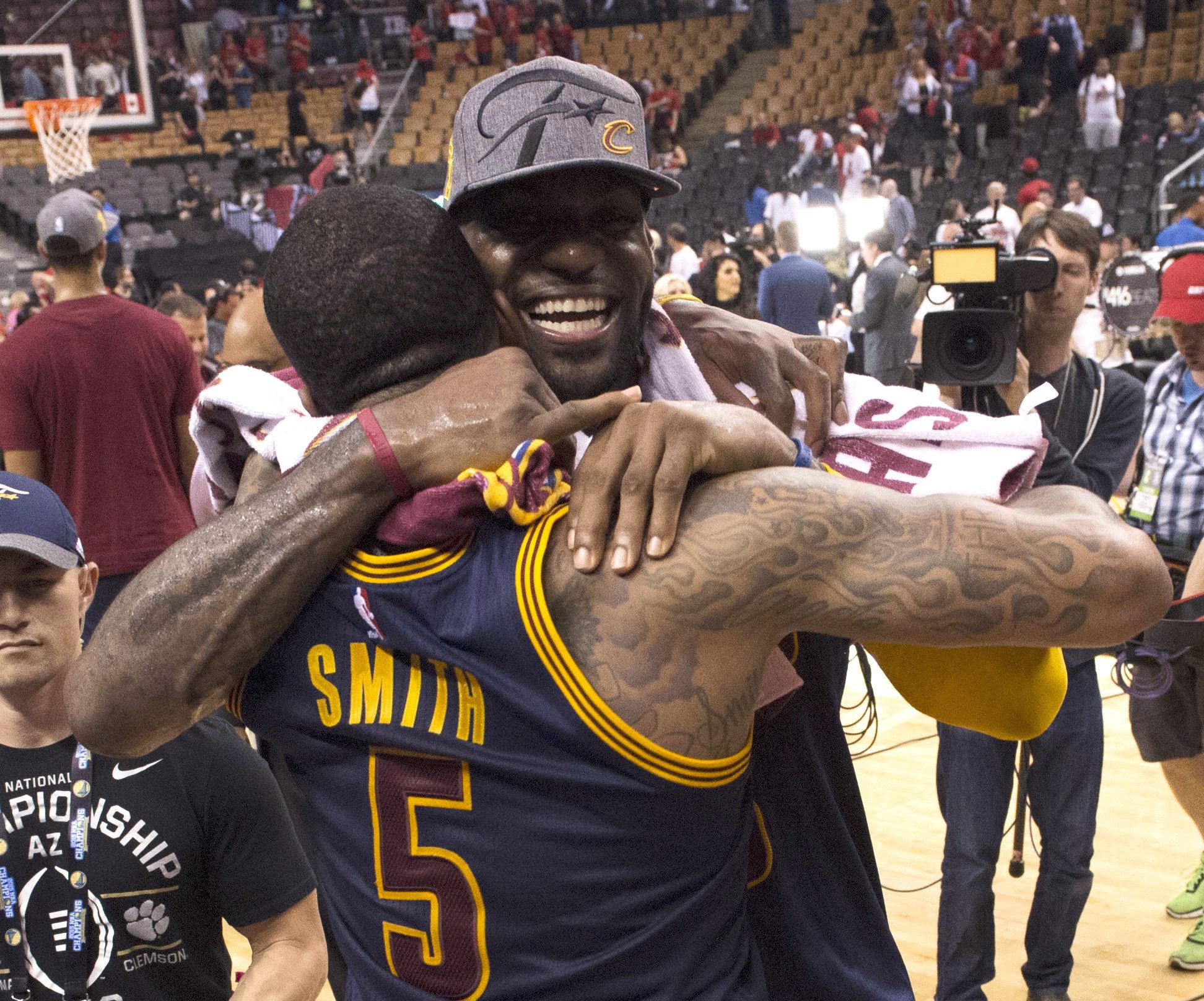 Cavs bez problémov do finále, James prekonal legendy