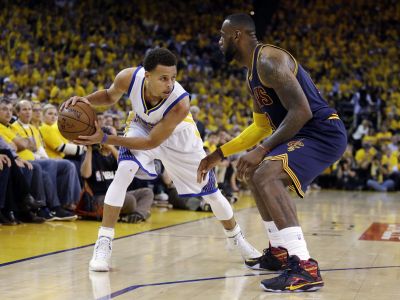 Cleveland siaha na historický obrat, Golden State na historickú sezónu