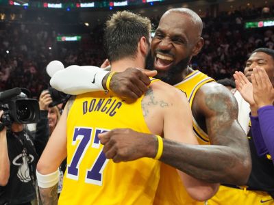 VIDEO: Dončič má MVP formu, nastrieľal 60 bodov, LeBron má ďalší rekord
