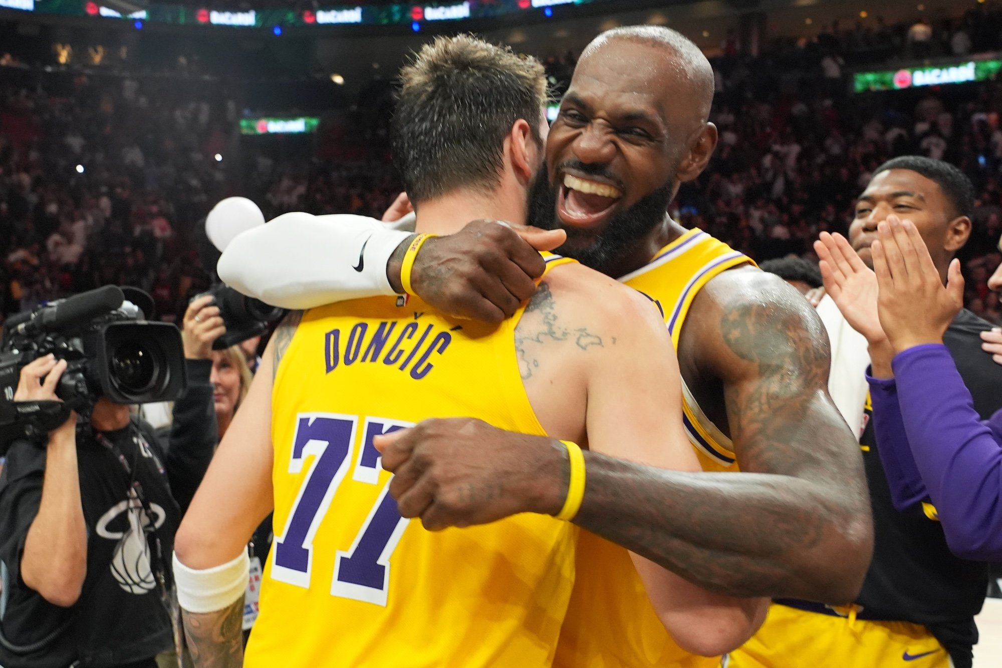 VIDEO: Dončič má MVP formu, nastrieľal 60 bodov, LeBron má ďalší rekord