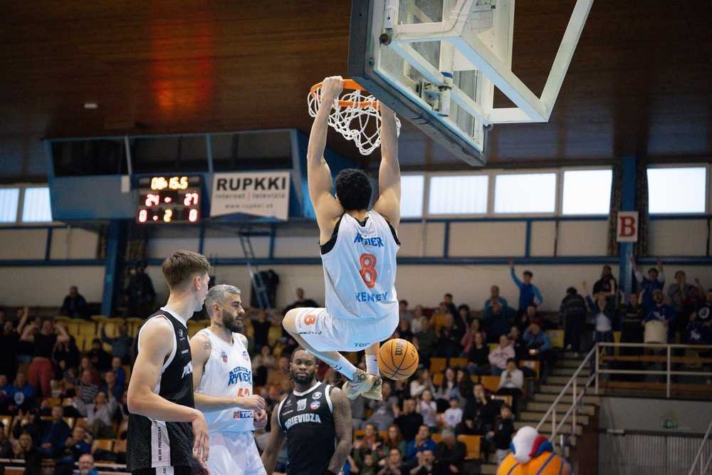 FOTO/VIDEO: Hill a Kenney s double-double, Rytieri sa vytiahli na Prievidzu