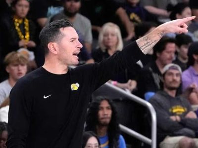 VIDEO: Lakers bez hviezd dostali výprask a tréner Redick vybuchol