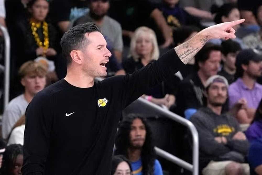 VIDEO: Lakers bez hviezd dostali výprask a tréner Redick vybuchol