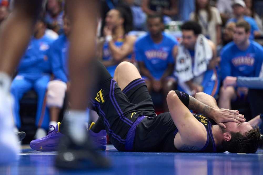 Lakers v úvode play-off bez Dončiča s Reavesom