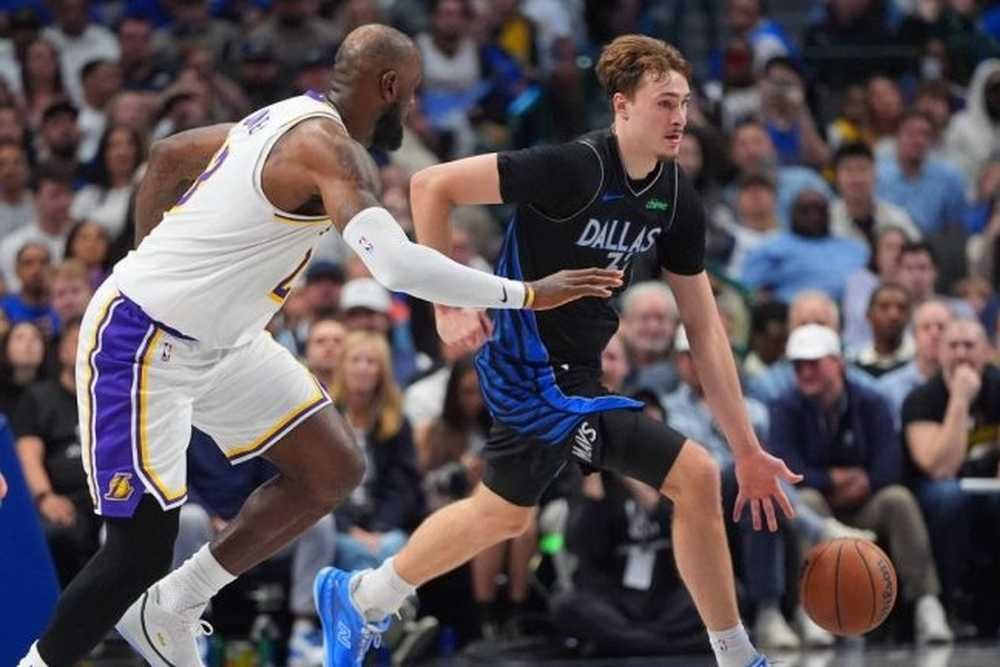 VIDEO: Nováčik Flagg zostrelil oslabených Lakers a vyrovnal Wilta Chamberlaina