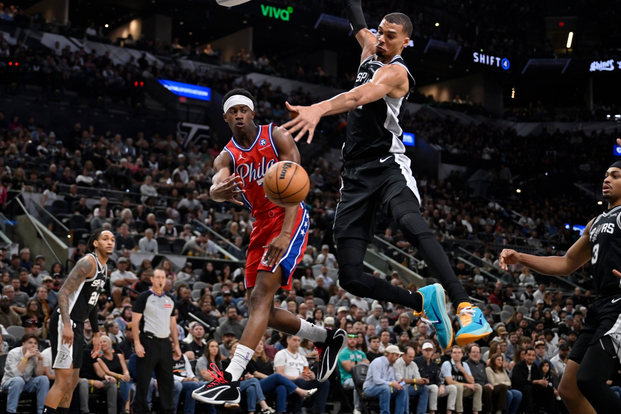 VIDEO: McCollum takmer trafil neuveriteľnú strelu, zranenie Wembanyamu