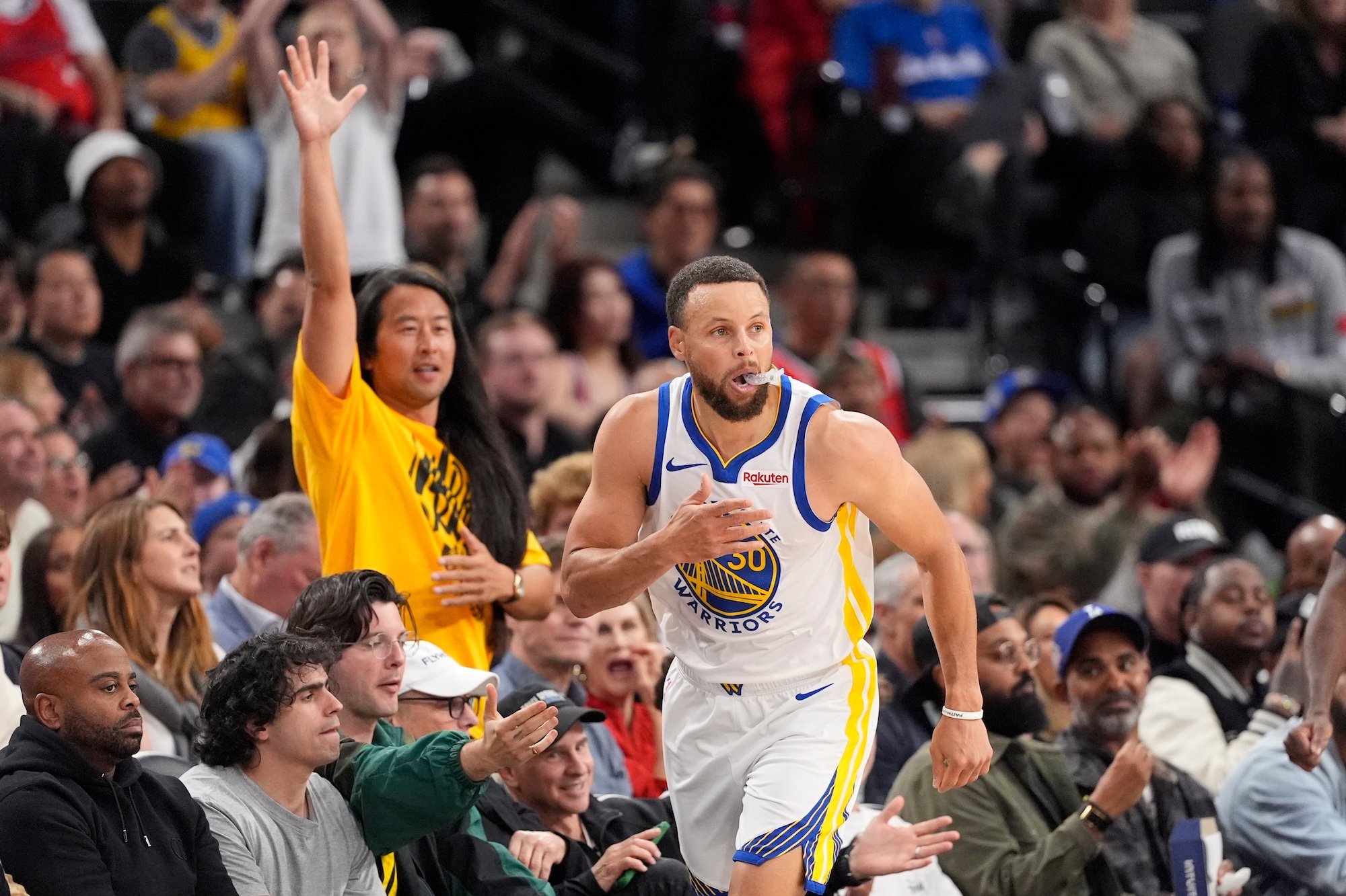 VIDEO: Golden State prehrávalo v 4. štvrtine o 13 bodov, ale Curry mu vystrieľal nádej