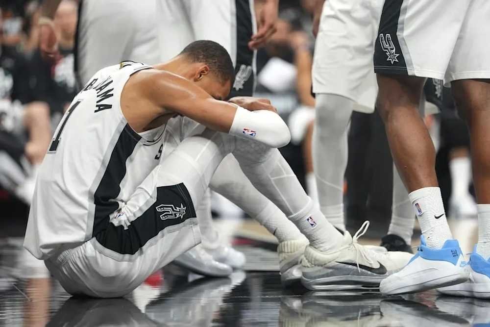 Najprv ocenenie NBA a potom otras mozgu, Spurs pár dní bez Wembyho