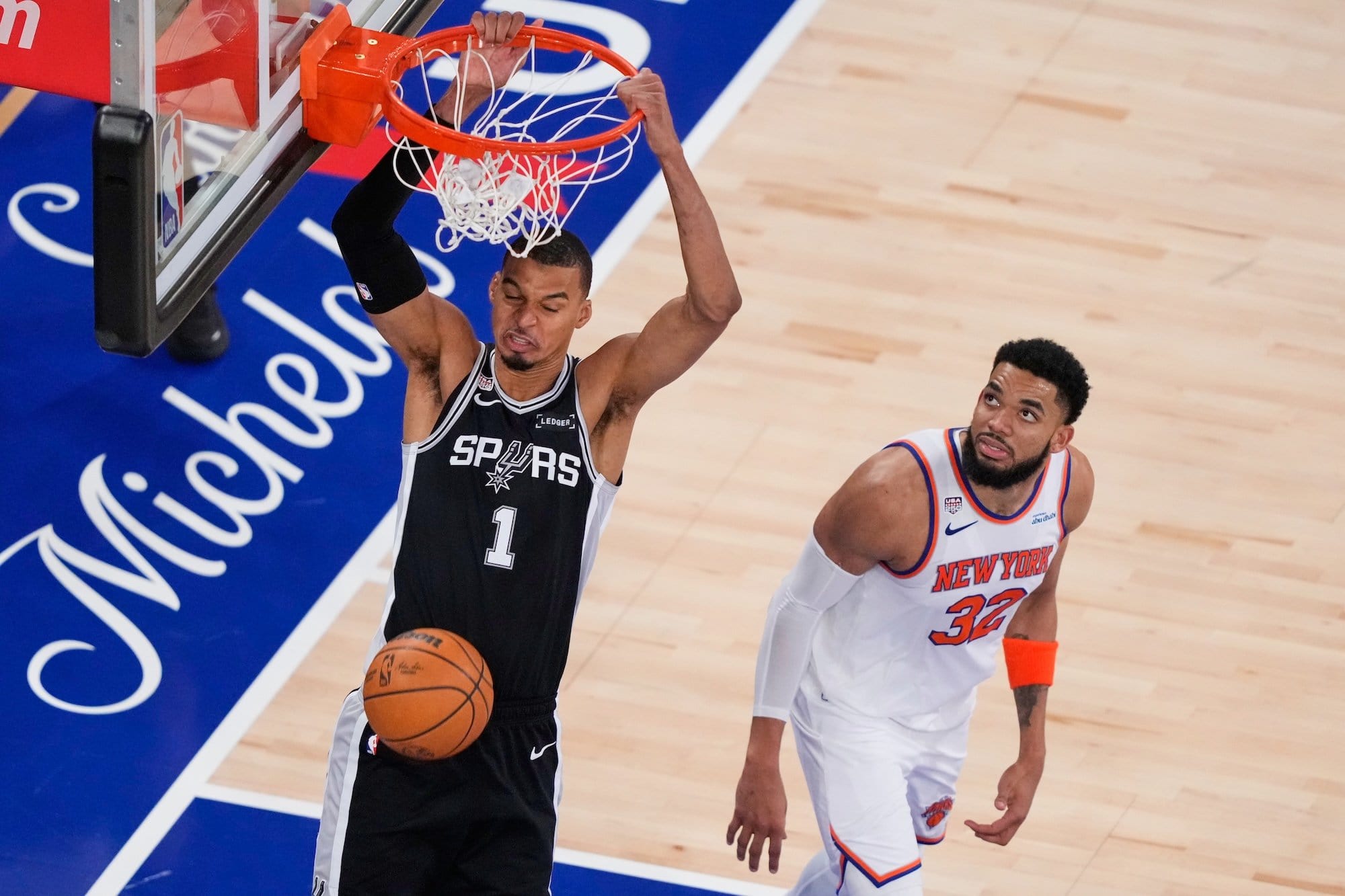 VIDEO: Trump šťastie nepriniesol. Spurs ukončili sériu Knicks a zdramatizovali finále