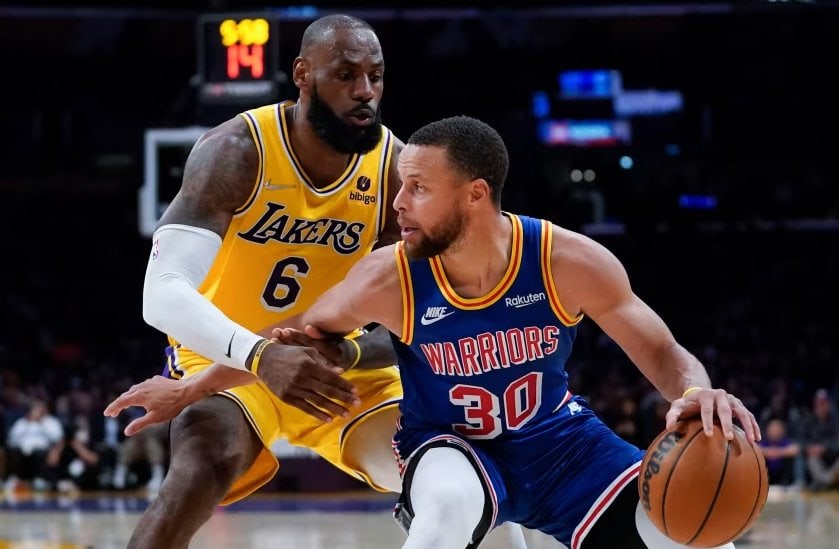 Spojenie LeBrona so Stephom Currym? V NBA sa skloňuje bomba trejd